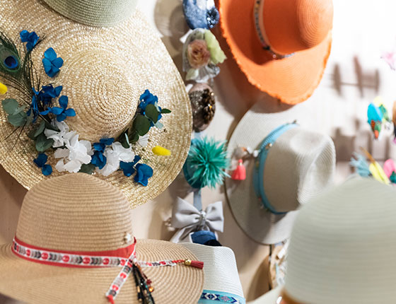 décorations de chapeaux avec des fleurs et des tissus colorés