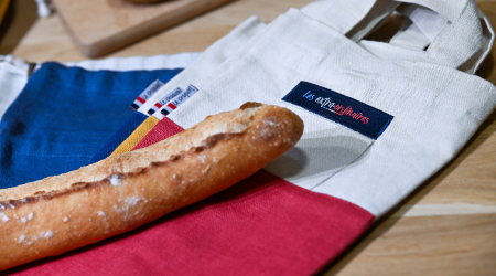 exposant présentant son tee-shirt anti-noyade Floatee créé en France