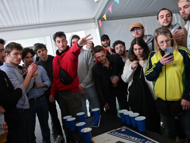 Joueurs de beer pong autour d'une table de beer pong