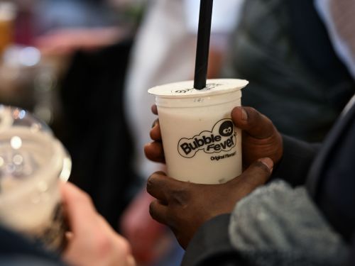 Client dégustant un bubble tea de Bubble Fever à Foire de Paris