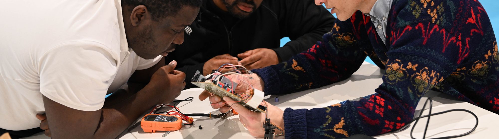 Personnes sur les ateliers créatifs