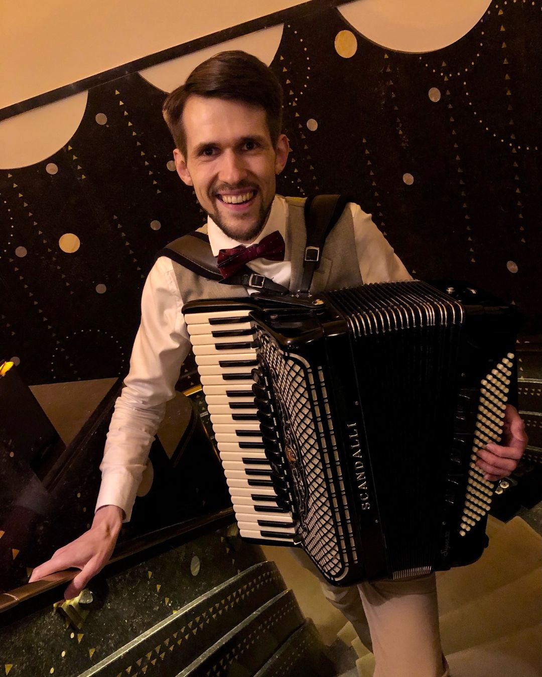 Musicien Vincent sur l'esplanade des régions