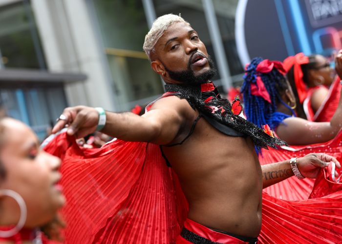 Danseur en costume rouge et noir lors du défilé à la Foire de Paris