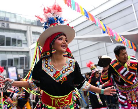 danseurs en tenue traditionnelle andine pendant un défilé à la Foire de Paris