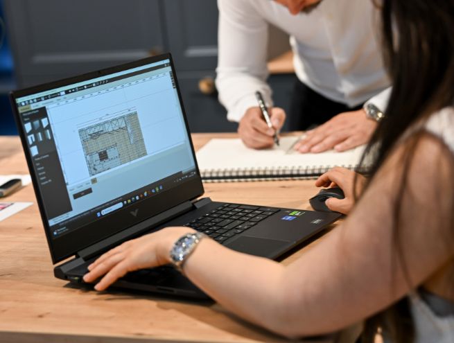 Professionnels collaborant sur un projet architectural à foire de paris