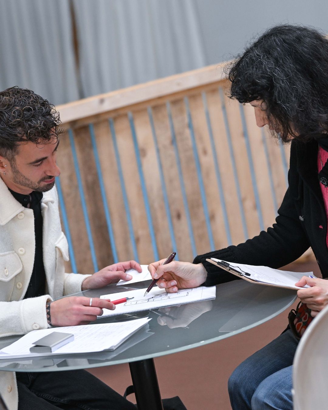 Rencontre entre deux personnes pour un projet maison