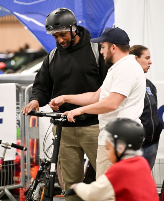 Atelier essai trottinette électrique MACIF : démonstration et conseils en prévention mobilité douce en salon