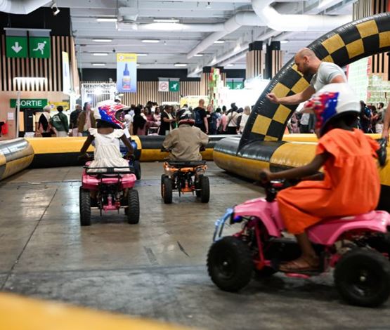 Animation quad pour enfants sur circuit gonflable lors d’un événement familial en intérieur