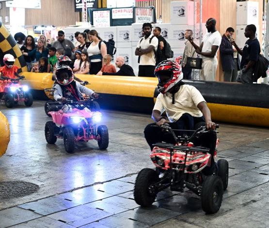 Animation pour enfants avec mini-quads électriques sur piste intérieure