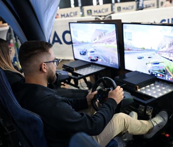 Simulation de conduite automobile sur double écran au stand prévention MACIF lors d’un salon mobilité