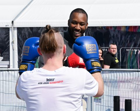 Séance de boxe en plein air entre deux participants souriants à Foire de Paris