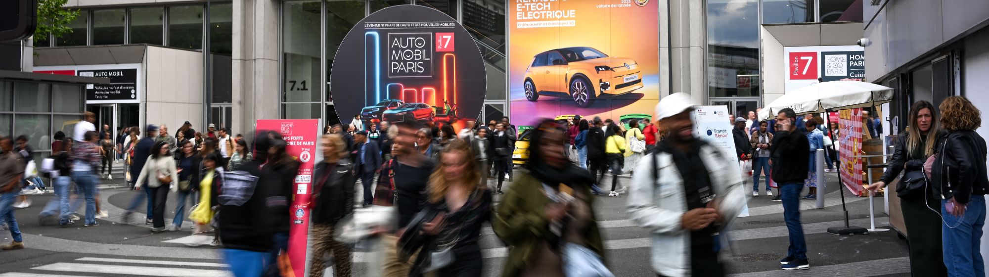 Entrée principale de la Foire de Paris avec foule de visiteurs et panneaux d'exposition visibles