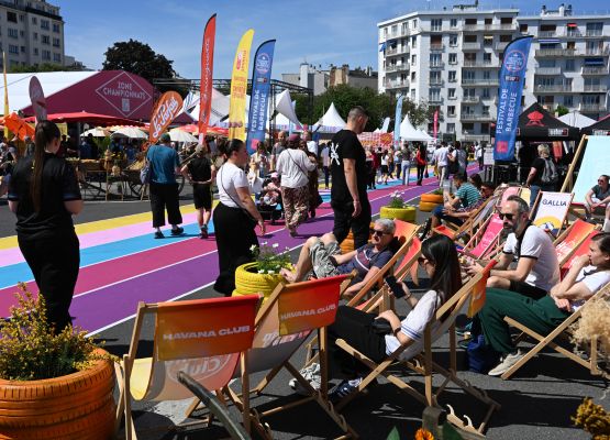 Espace détente en plein air à la Foire de Paris avec transats et visiteurs sous le soleil
