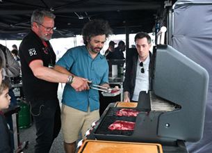 Démonstration de cuisson de viande au barbecue à la Foire de Paris