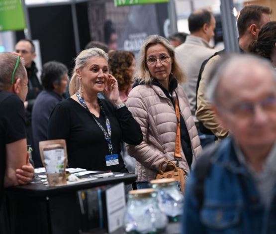 Visiteurs passant du bon temps sur Foire de Paris