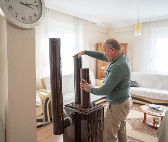 Homme qui installe un poêle à bois