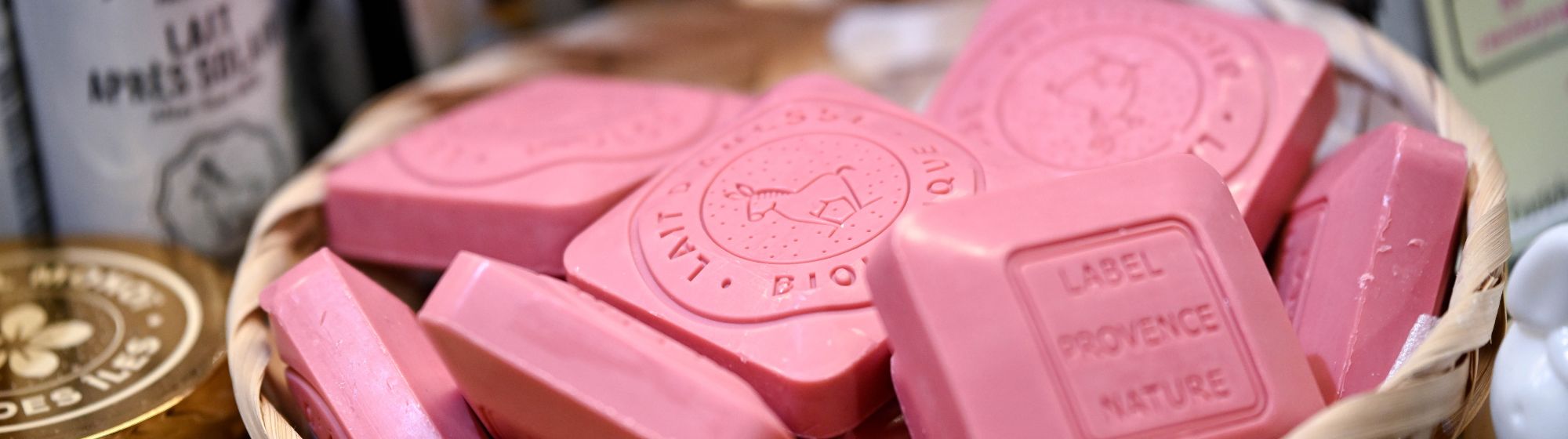 savons solides de couleur rose
