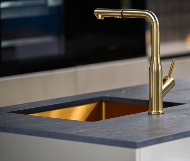 Robinet dans cuisine ouverte