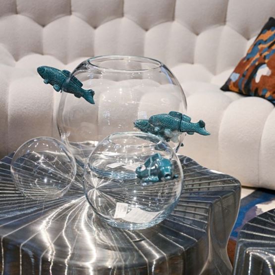 Vases décoratifs en verre avec poissons en décoration, pièce contemporaine de style minimaliste Home & Co Paris