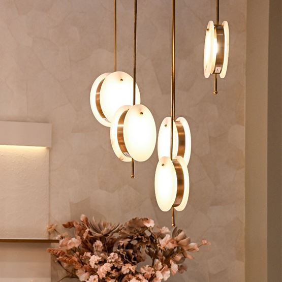 Suspension moderne avec des luminaires en forme de disques, décoration intérieure contemporaine sur Home & Co Paris