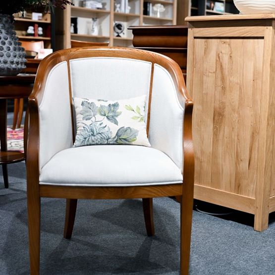 Chaise élégante avec coussin fleuri, mobilier chic pour un intérieur sophistiqué sur Home & Co Paris
