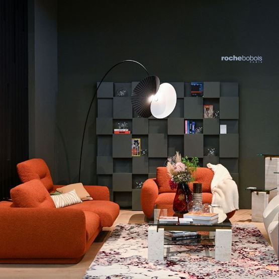 Salon design avec canapés orange et lampe moderne, décoration intérieure inspirante sur Home & Co Paris