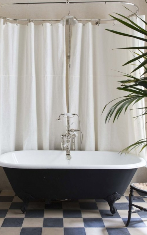baignoire sur carrelage