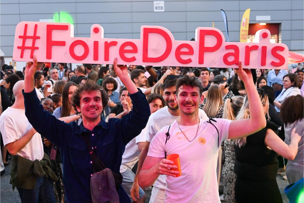 2 hommes à la Guinguette de la Nocturne de Foire de Paris