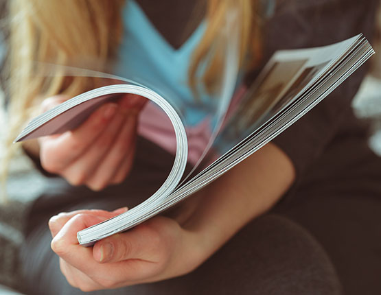 Feuilletant une brochure colorée.